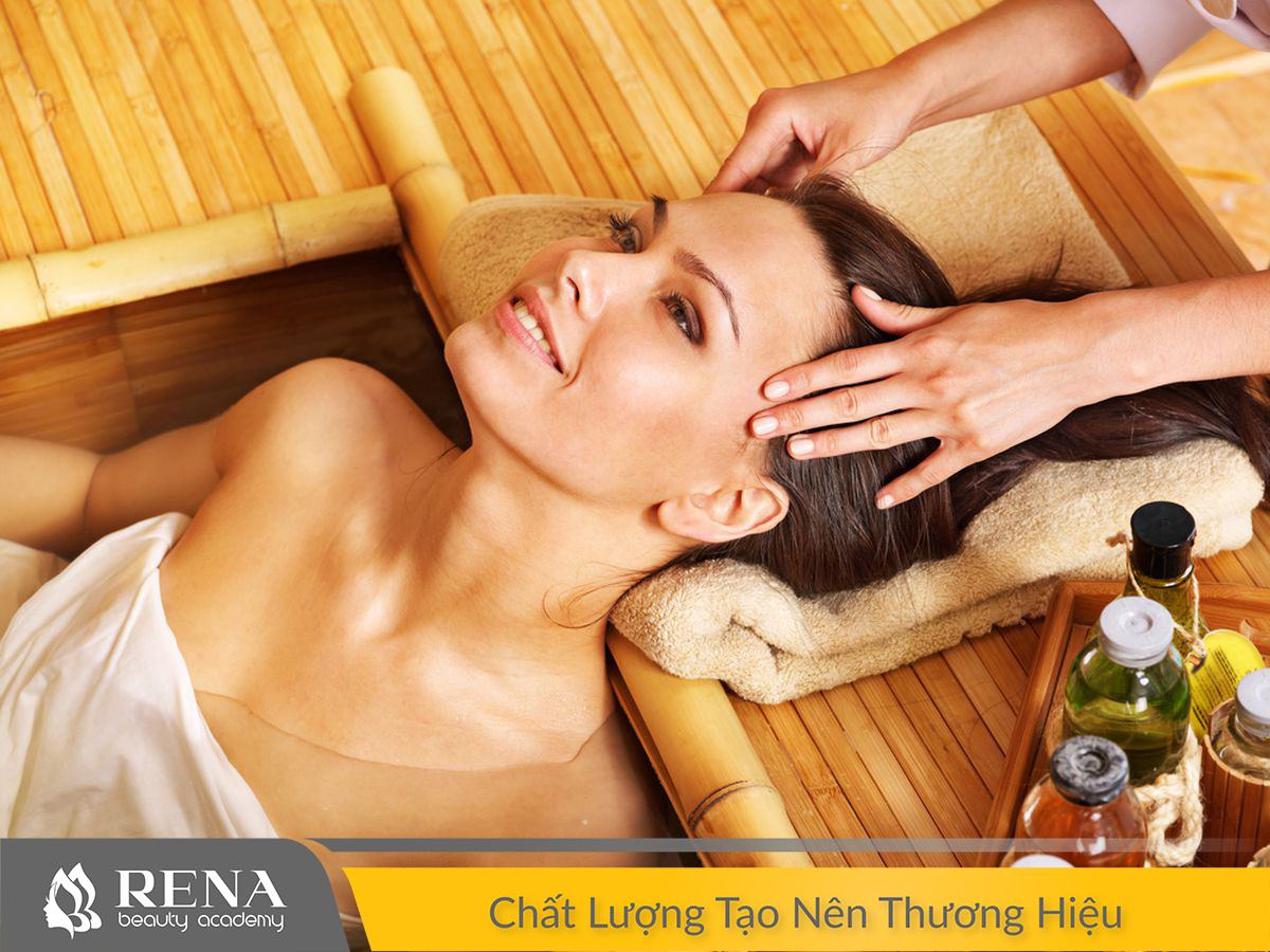 Những điều kĩ thuật viên spa cần lưu ý khi massage mặt cho khách hàng 