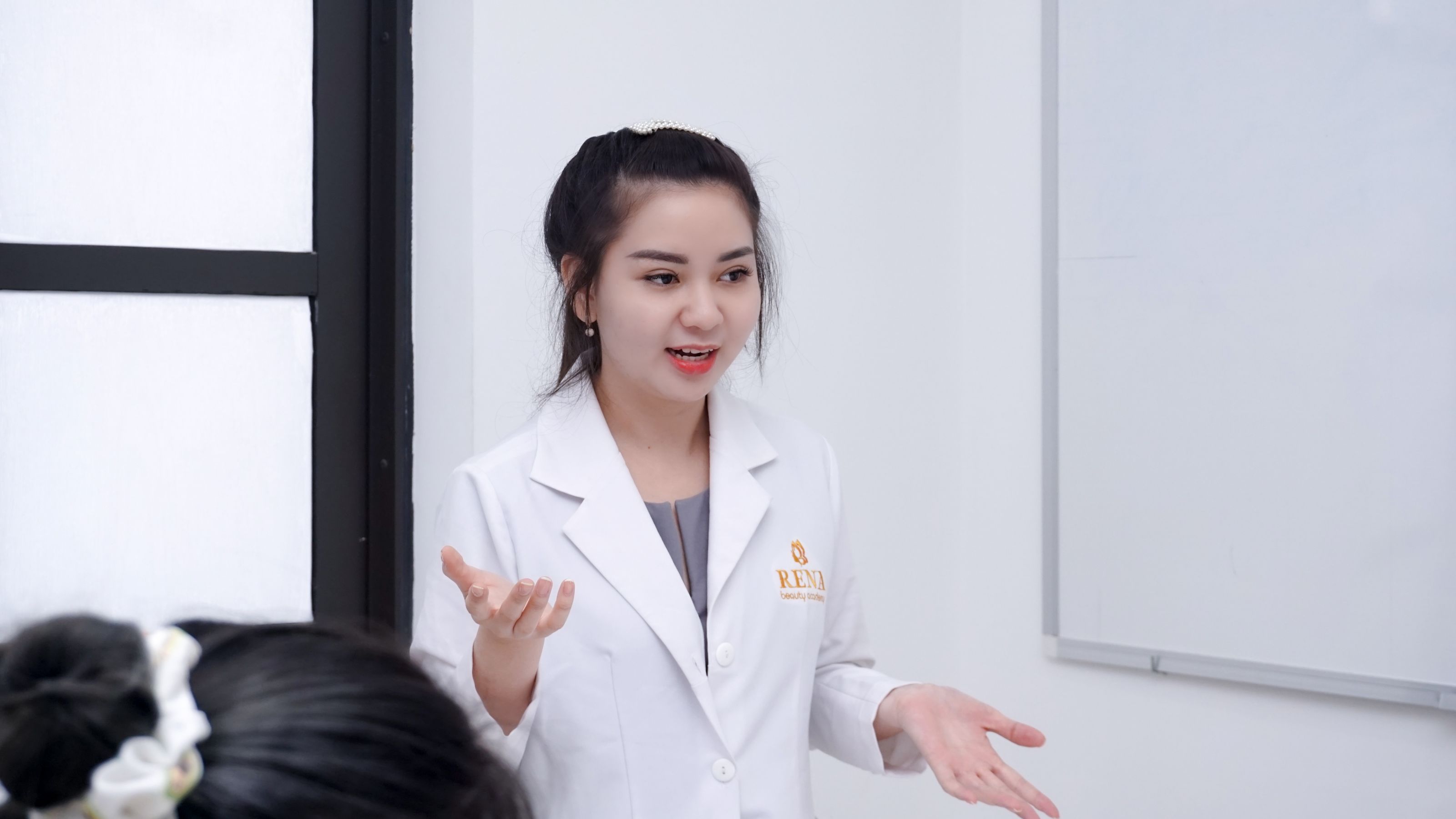 Học nối mi miễn phí tại trường thẩm mỹ RENA